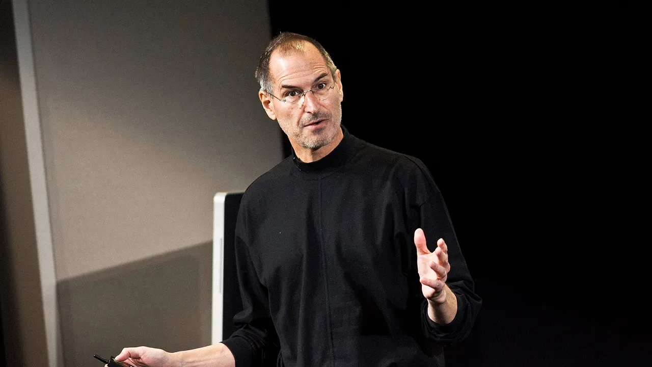 Steve Jobs, all’asta il primo assegno di Apple, i papillon e i nastri musicali del fondatore del gigante