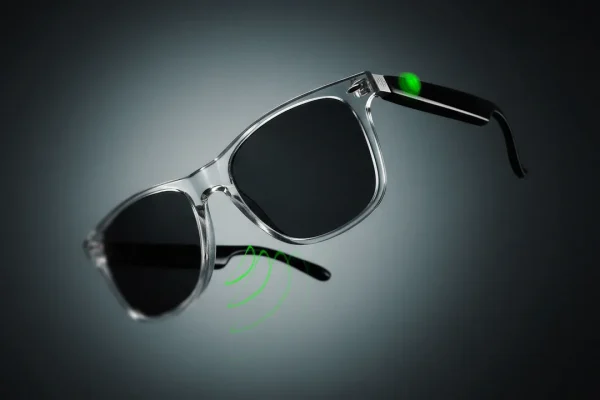 EyeFly, gli smart glasses che puntano su interazione audio e privacy