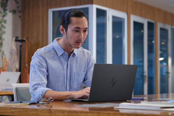 Le novità HP al CES 2026 tra AI PC, gaming e servizi per il lavoro ibrido