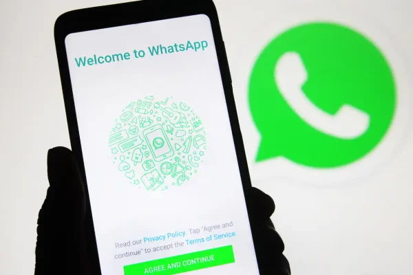 WhatsApp a pagamento, arriva l’abbonamento senza pubblicità: costo e cosa cambia