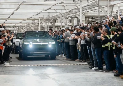 Il primo SUV R2 di Rivian esce dalla catena di montaggio: è arrivata la svolta per il marchio