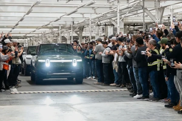 Il primo SUV R2 di Rivian esce dalla catena di montaggio: è arrivata la svolta per il marchio