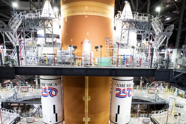Il razzo spaziale NASA SLS e la capsula Orion di Artemis II potrebbero essere portati al pad per i test il 17 gennaio