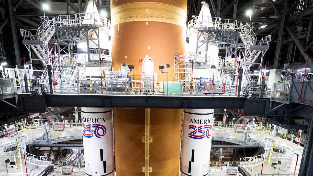 Il razzo spaziale NASA SLS e la capsula Orion di Artemis II potrebbero essere portati al pad per i test il 17 gennaio