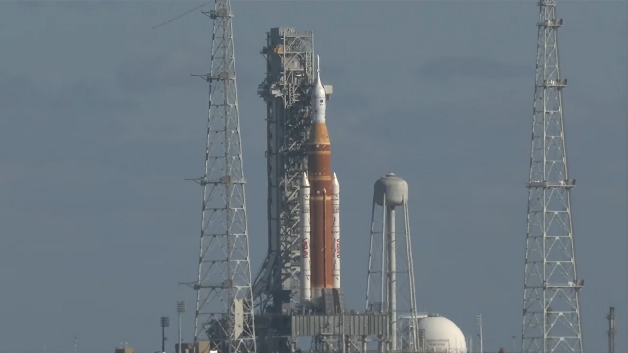 Il razzo spaziale NASA SLS e la capsula Orion per la missione Artemis II sono al pad di lancio per gli ultimi test