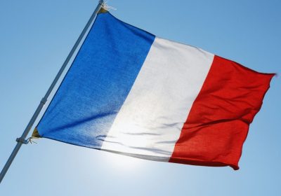 In Francia si ragiona sul ban dei social network per i minori di 15 anni: a rischio anche alcune piattaforme videoludiche