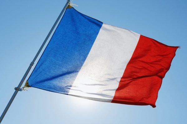 In Francia si ragiona sul ban dei social network per i minori di 15 anni: a rischio anche alcune piattaforme videoludiche