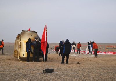 La navicella cinese Shenzhou-20 con il finestrino danneggiato da un detrito è rientrata correttamente
