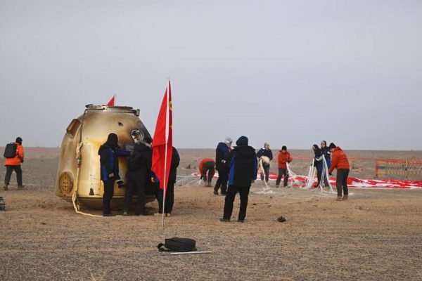 La navicella cinese Shenzhou-20 con il finestrino danneggiato da un detrito è rientrata correttamente