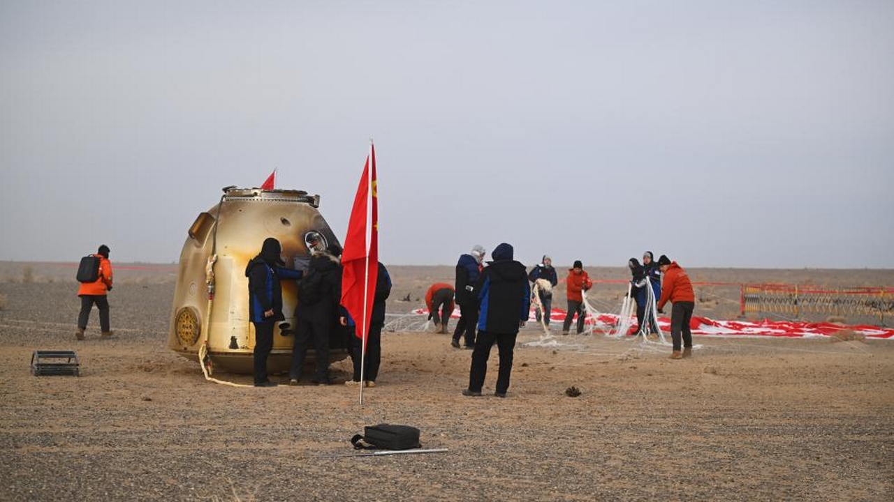 La navicella cinese Shenzhou-20 con il finestrino danneggiato da un detrito è rientrata correttamente