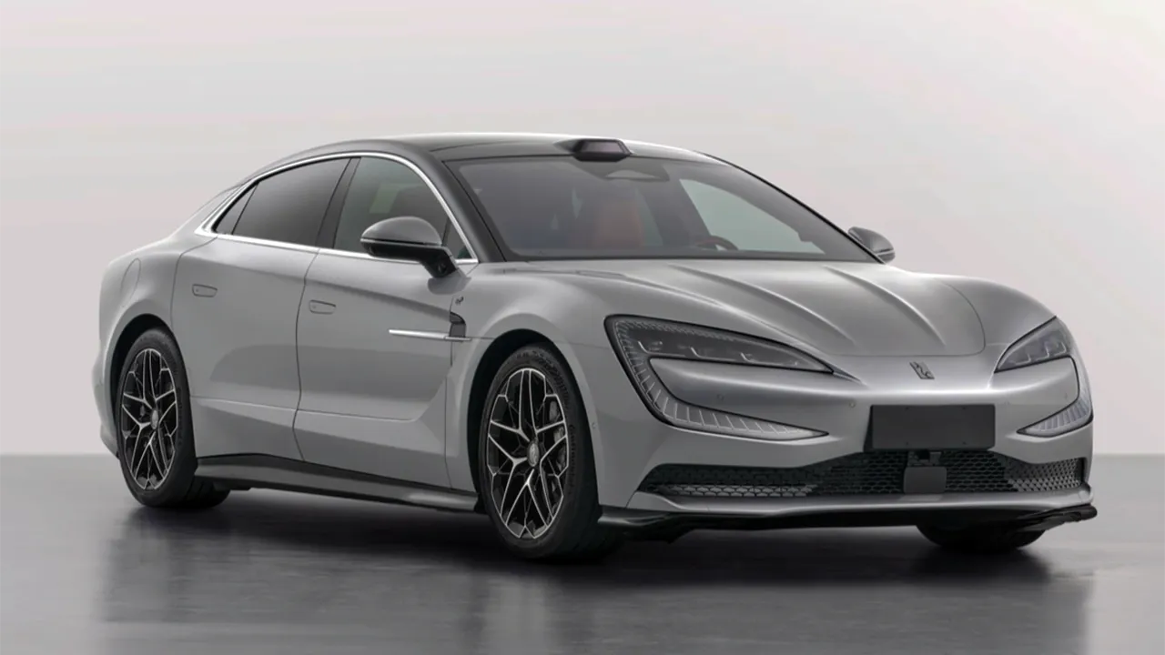 Le specifiche fuori di testa della Yangwang U7: batteria enorme e più di 1.000 CV