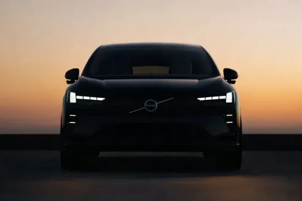 Lo strapotere cinese è evidente con Volvo EX60: megacasting, super ricarica e 640 km di autonomia