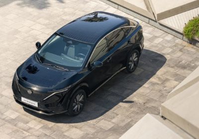 Nissan mette i pannelli solari su Ariya: fino a 23 km di autonomia al giorno gratis