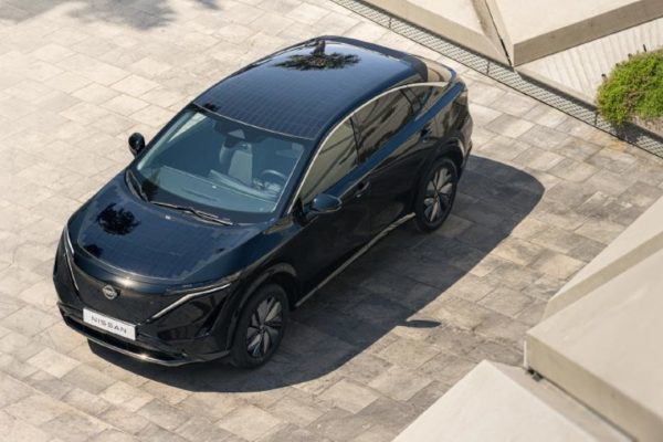 Nissan mette i pannelli solari su Ariya: fino a 23 km di autonomia al giorno gratis