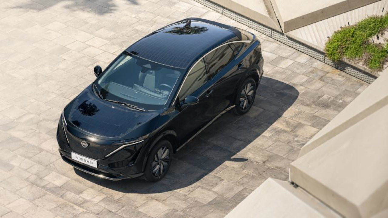 Nissan mette i pannelli solari su Ariya: fino a 23 km di autonomia al giorno gratis