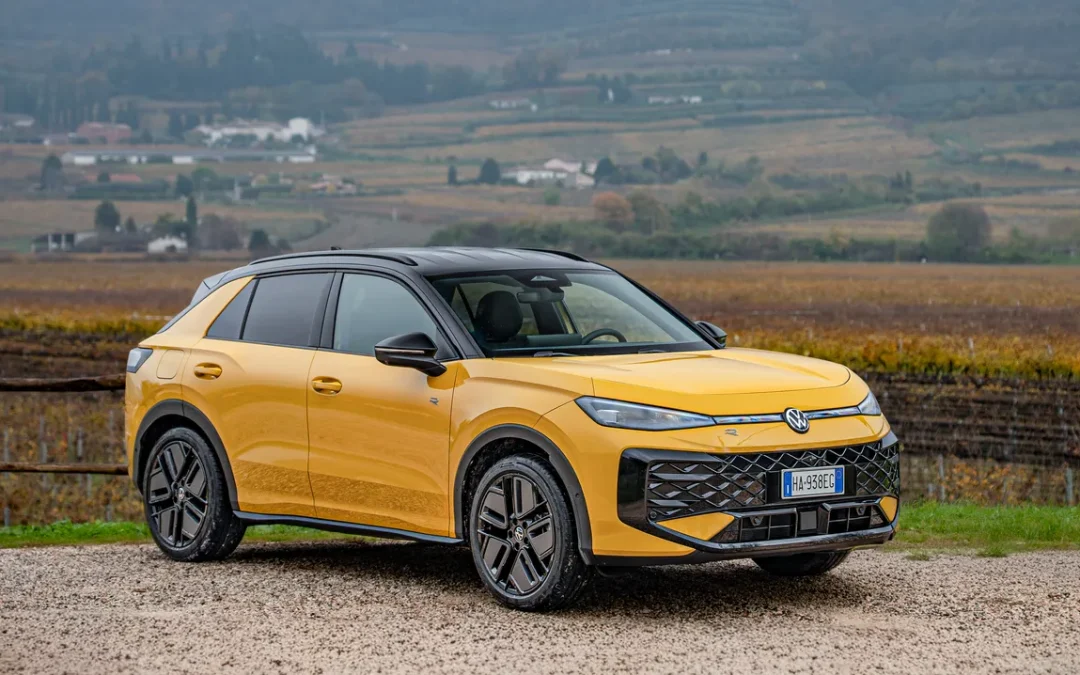 T-Roc 2026, com’è la nuova generazione del suv compatto ibrido Volkswagen: prezzi e motori