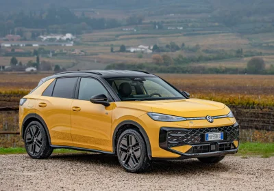 T-Roc 2026, com’è la nuova generazione del suv compatto ibrido Volkswagen: prezzi e motori