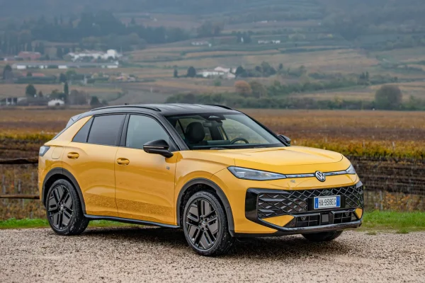 T-Roc 2026, com’è la nuova generazione del suv compatto ibrido Volkswagen: prezzi e motori
