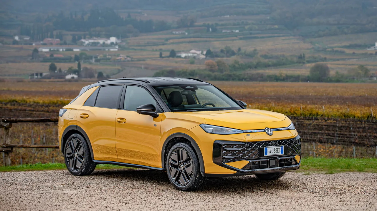T-Roc 2026, com’è la nuova generazione del suv compatto ibrido Volkswagen: prezzi e motori