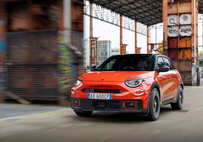 Nuove revisioni per Abarth 600e: arrivano Turismo e Competizione, con più potenza ed eleganza