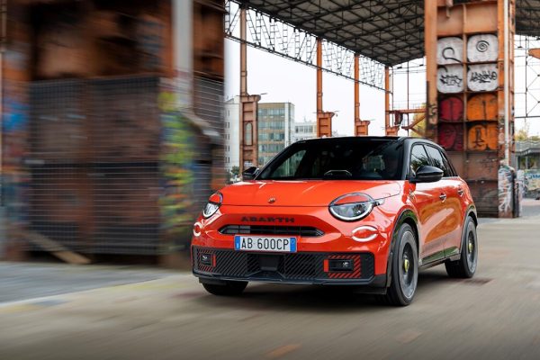 Nuove revisioni per Abarth 600e: arrivano Turismo e Competizione, con più potenza ed eleganza