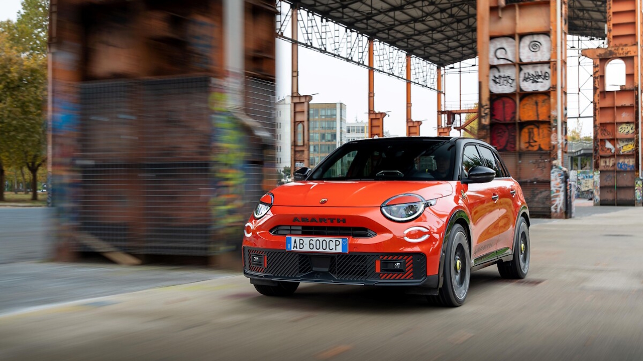 Nuove revisioni per Abarth 600e: arrivano Turismo e Competizione, con più potenza ed eleganza