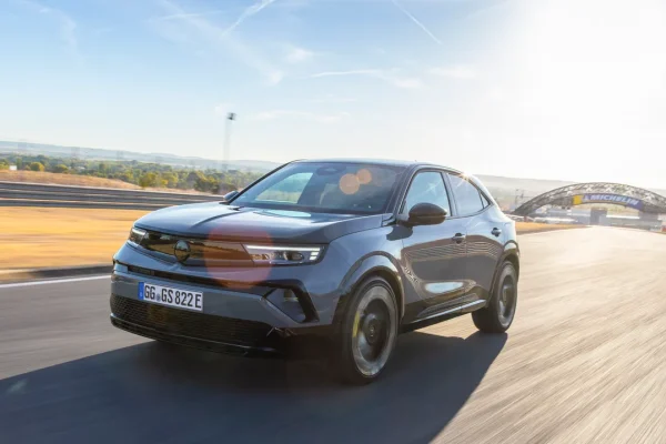 Opel Mokka GSE, l’elettrica che porta il rally in città