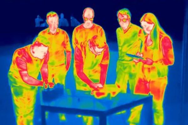 Pannelli solari al contrario? Non proprio, ma questa tecnologia produce energia di notte