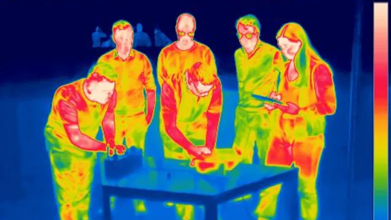 Pannelli solari al contrario? Non proprio, ma questa tecnologia produce energia di notte