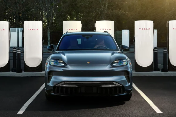 Porsche America è riuscita ad abilitare il Plug&amp;Charge presso i Tesla Supercharger