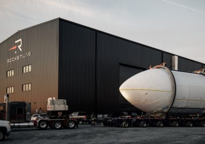 Rocket Lab prosegue l'assemblaggio del nuovo razzo spaziale riutilizzabile Neutron