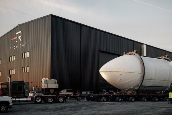 Rocket Lab prosegue l'assemblaggio del nuovo razzo spaziale riutilizzabile Neutron
