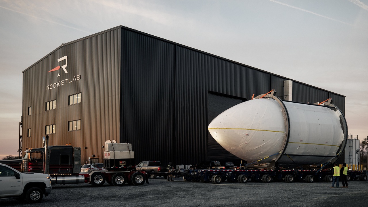 Rocket Lab prosegue l'assemblaggio del nuovo razzo spaziale riutilizzabile Neutron