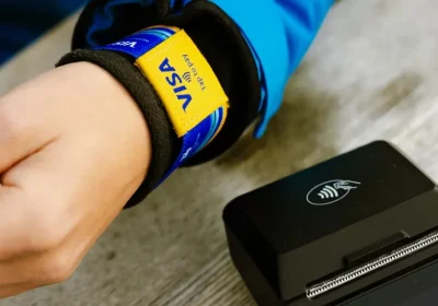 SkiTap26, il braccialetto smart per pagare e saltare la coda sugli sci (anche a Milano Cortina 2026)