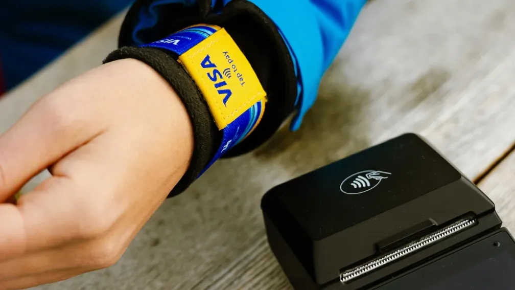 SkiTap26, il braccialetto smart per pagare e saltare la coda sugli sci (anche a Milano Cortina 2026)