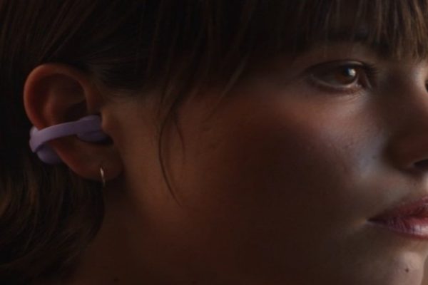 Sony LinkBuds Clip, gli auricolari open ear a clip che lasciano sentire l'ambiente