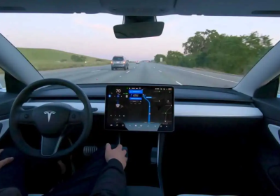 Tesla, basta Full Self-Driving come pack optional, dal 14 febbraio solo in abbonamento