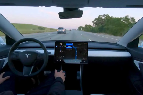 Tesla, basta Full Self-Driving come pack optional, dal 14 febbraio solo in abbonamento