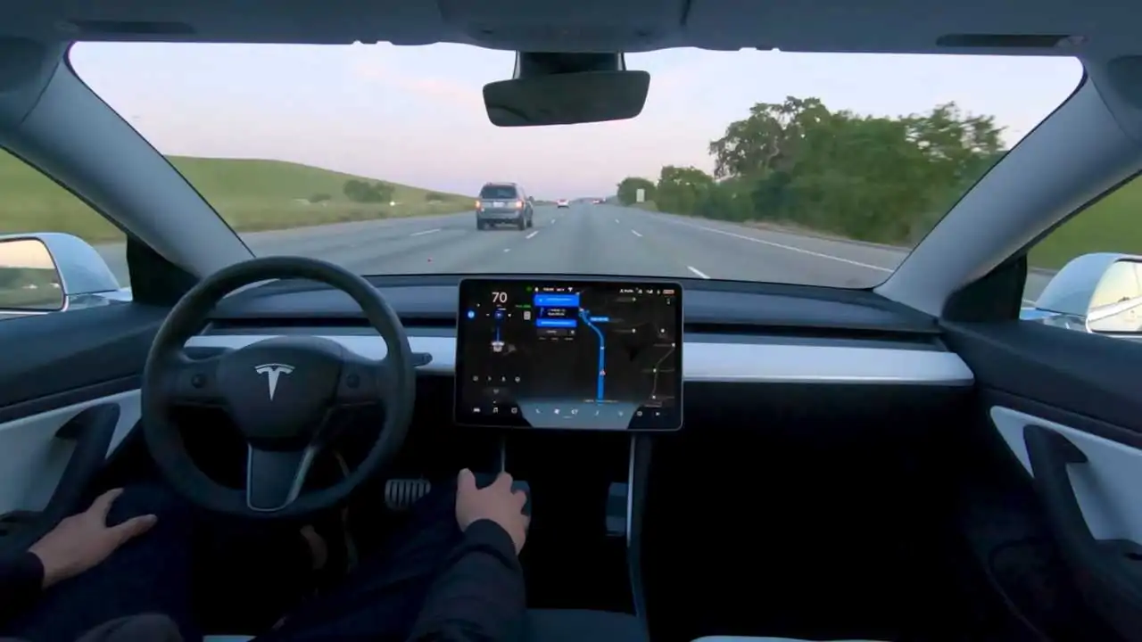 Tesla, basta Full Self-Driving come pack optional, dal 14 febbraio solo in abbonamento