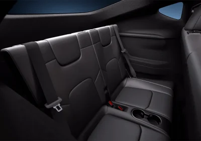 Tesla lancia la nuova Model Y con 7 posti, solo Premium e 2.500 dollari in più