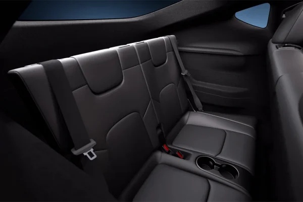 Tesla lancia la nuova Model Y con 7 posti, solo Premium e 2.500 dollari in più