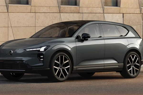 Volvo presenta una super EX60, e c'è anche la "one more thing"