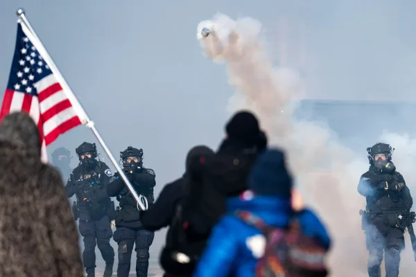 Perché il Minnesota può fare poco o nulla contro Trump o le violenze dell’Ice e degli altri agenti anti-immigrazione