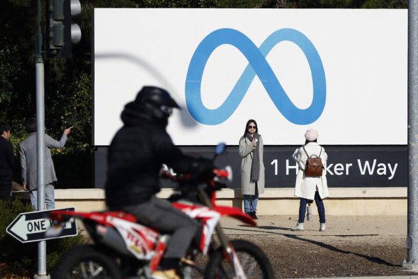 Meta sospende le chat dei minori con i personaggi creati dall’IA – Web & Social