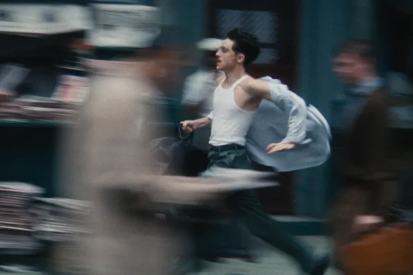 Marty Supreme è uno dei film migliori dell’anno, c’è Timothée Chalamet che gioca a ping pong ma il punto non è davvero quello