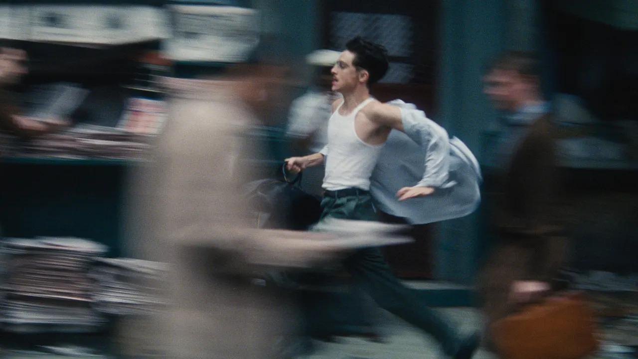 Marty Supreme è uno dei film migliori dell’anno, c’è Timothée Chalamet che gioca a ping pong ma il punto non è davvero quello