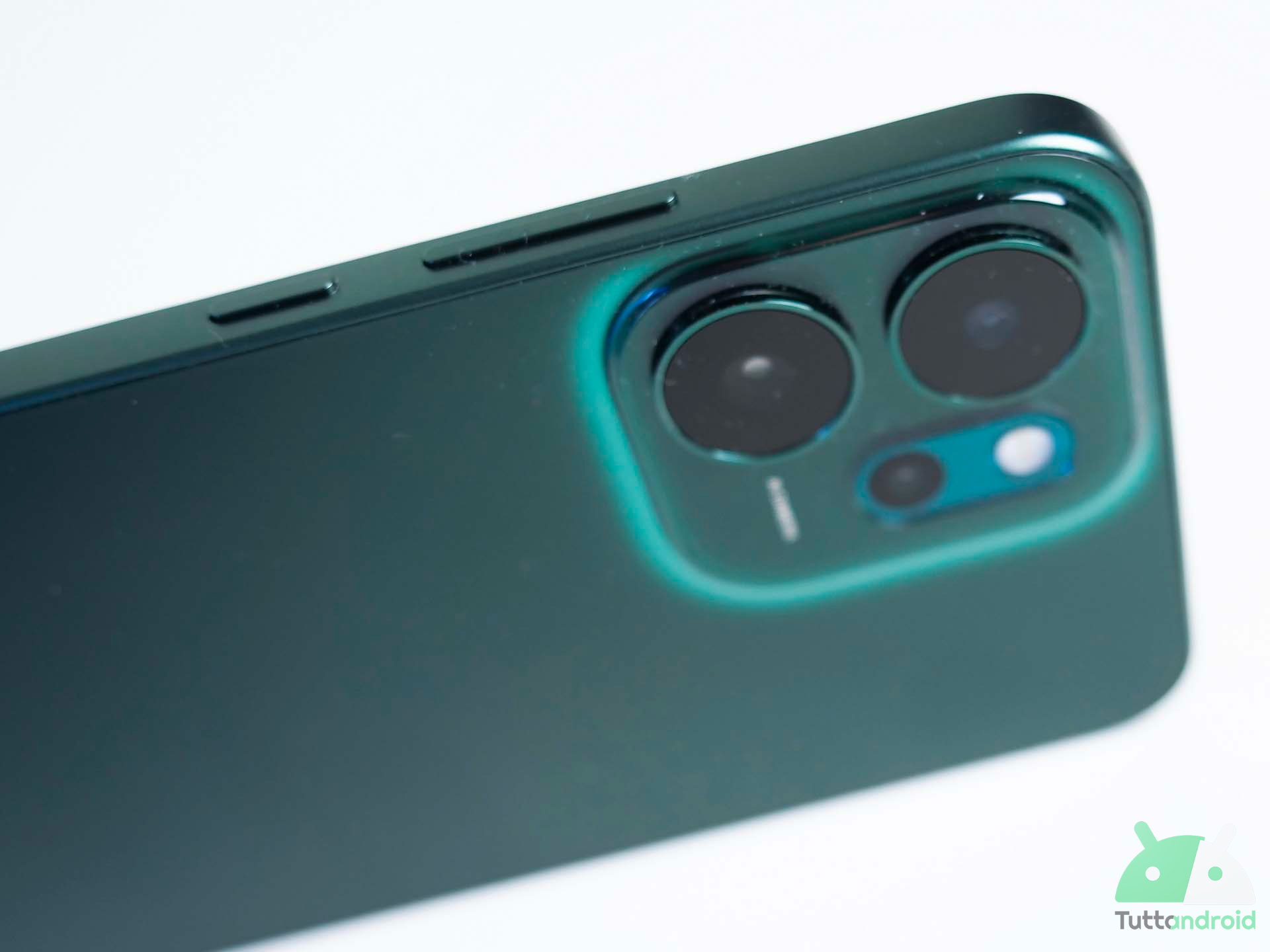 Oppo Reno14 F 5G in super sconto: autonomia e resistenza al top