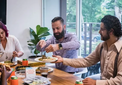 Condividere spesso il momento del pasto con altre persone sembra migliorare davvero l’umore e la salute