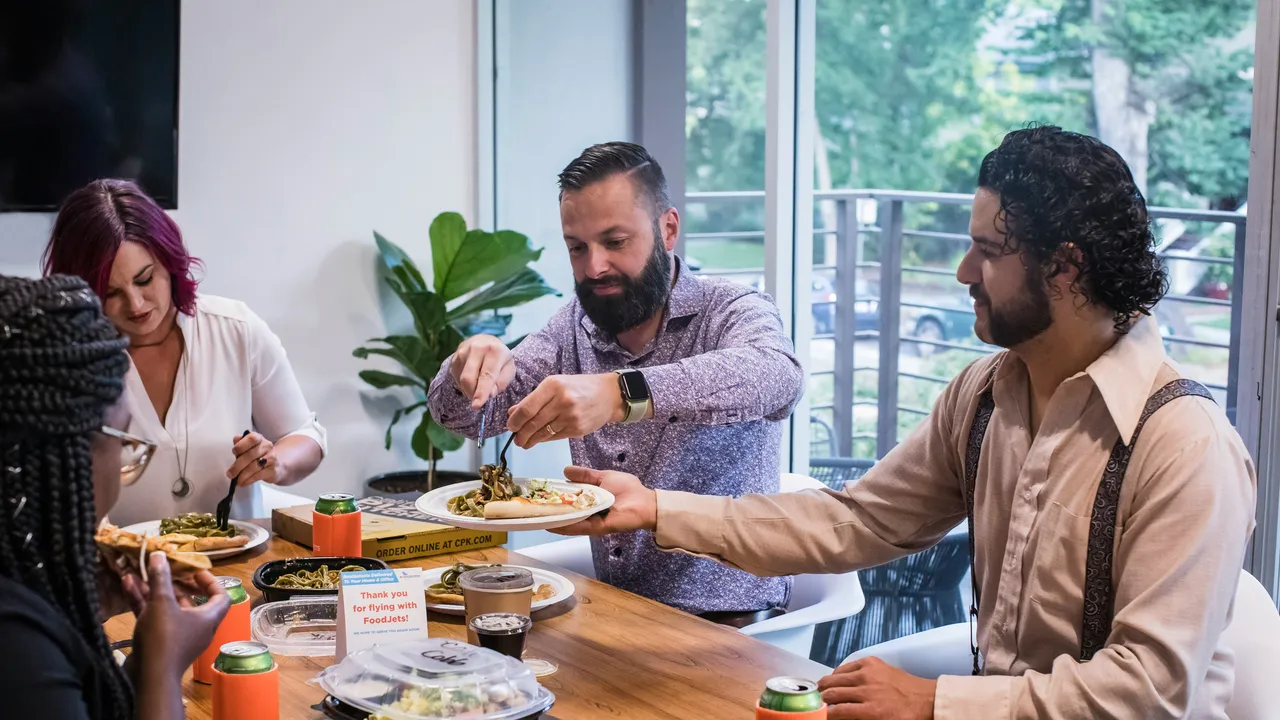 Condividere spesso il momento del pasto con altre persone sembra migliorare davvero l’umore e la salute