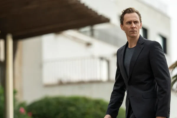 The Night Manager 2 subisce gli effetti del tempo, non solo il genere della spy story è cambiato ma anche il mondo